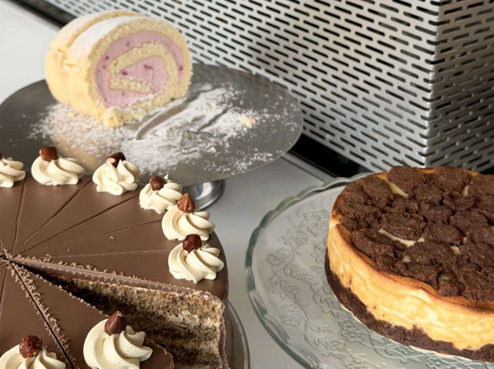 Biskuitrolle, Nusstorte und Käsekuchen mit Schokostreuseln