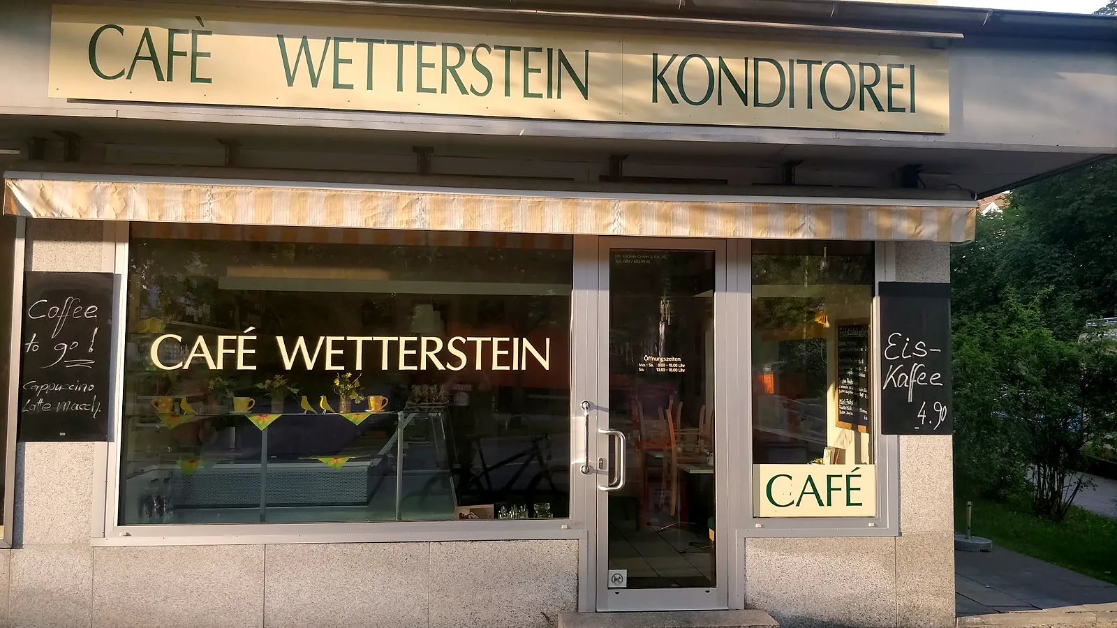 Ladenfront mit dem Schriftzug Café Wetterstein Konditorei