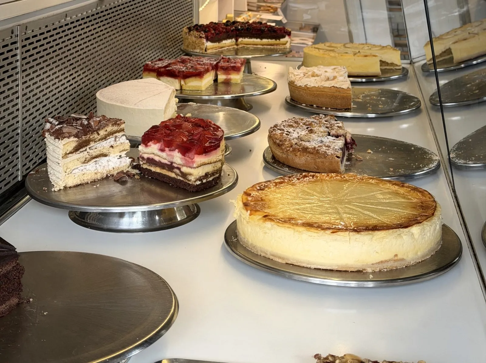 Käsekuchen, Streuselkuchen und Tortenstücke an der Kuchentheke