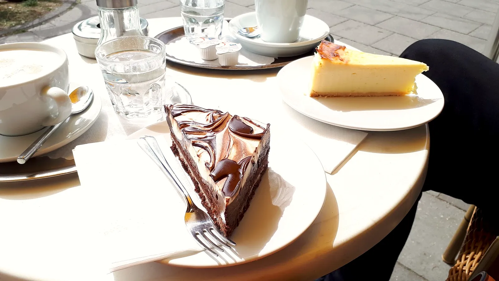 Torte und Käsekuchen mit Kaffee auf einem Tisch im Café