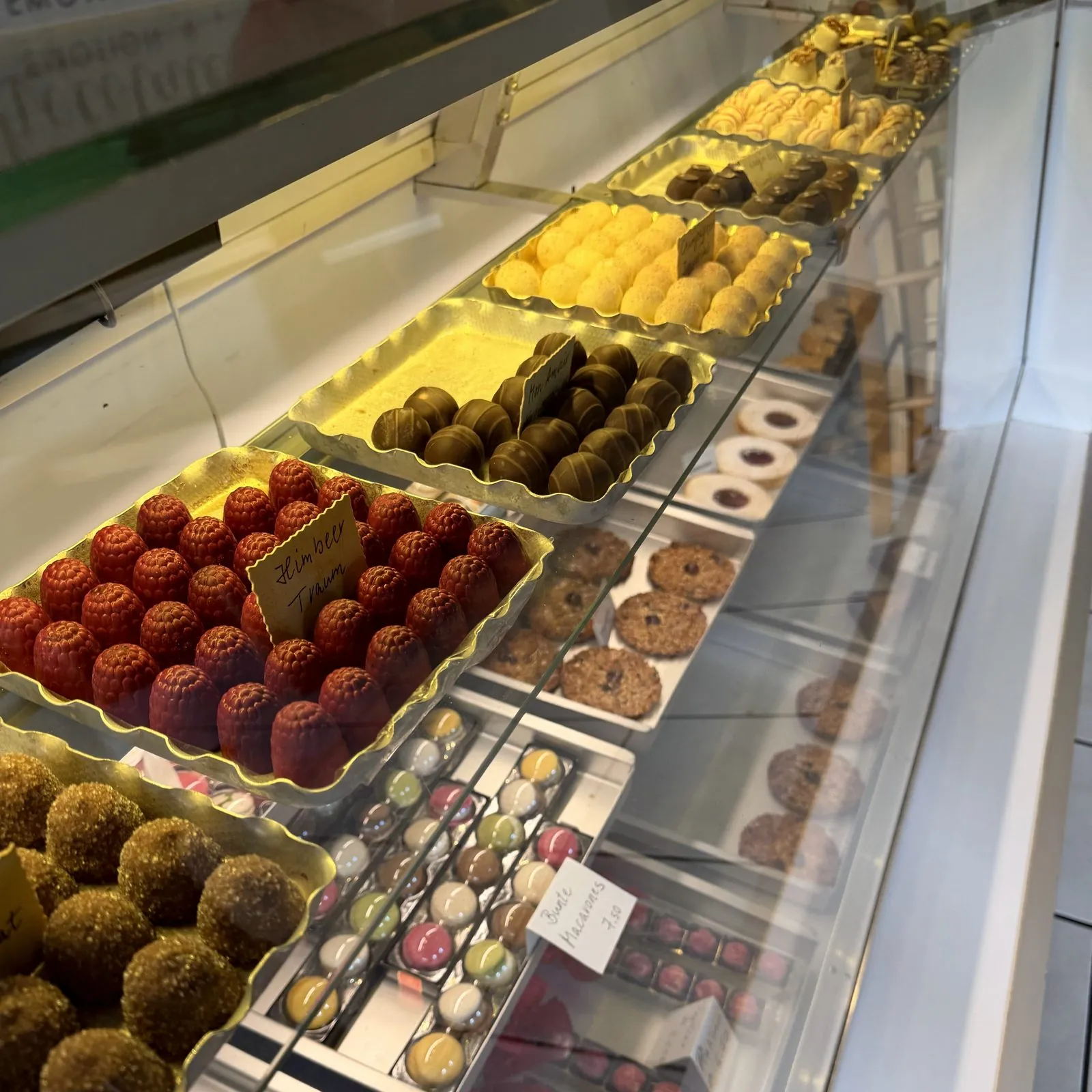 Pralinen, Himbeer-Traum und Trüffel in der Vitrine