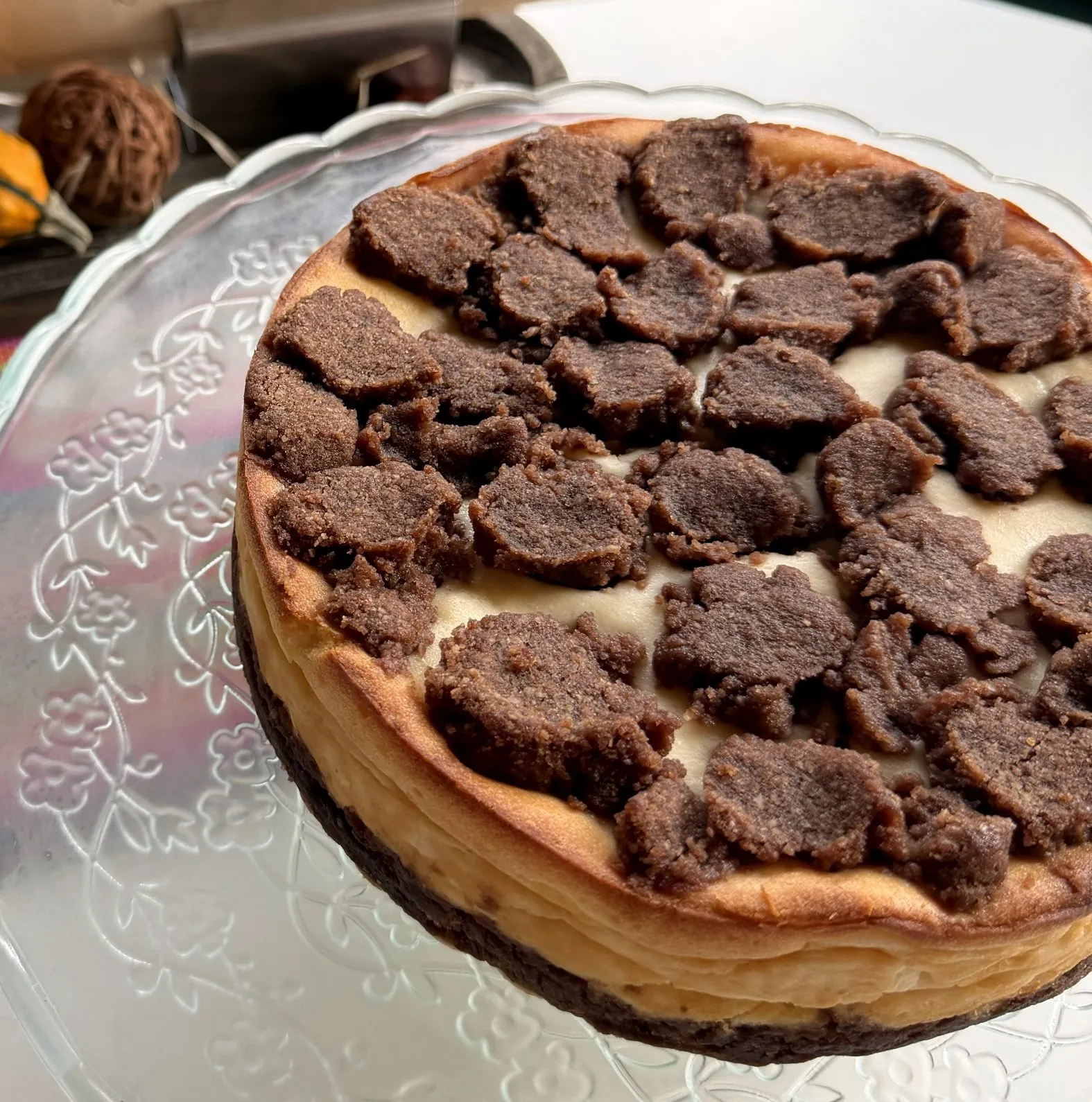 Käsekuchen mit Schokostreuseln auf der Glasplatte