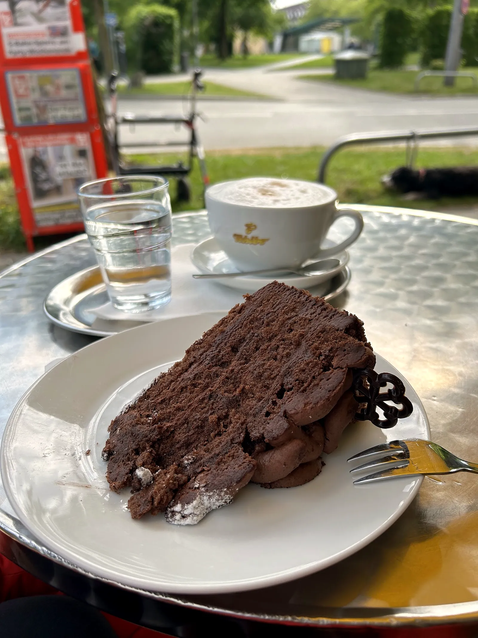 Schokoladentorte und Cappuccino draußen