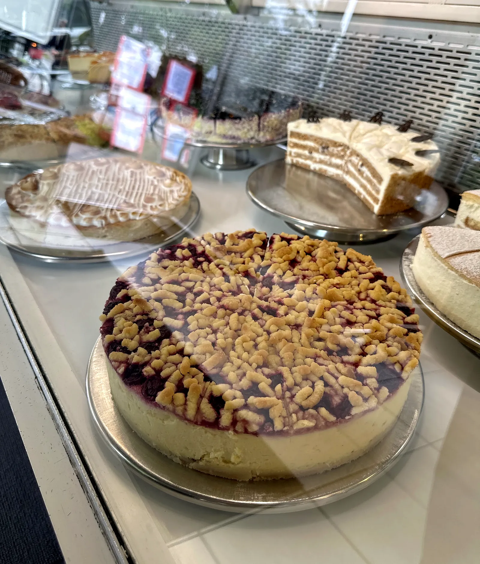 Streuselkuchen in der Vitrine