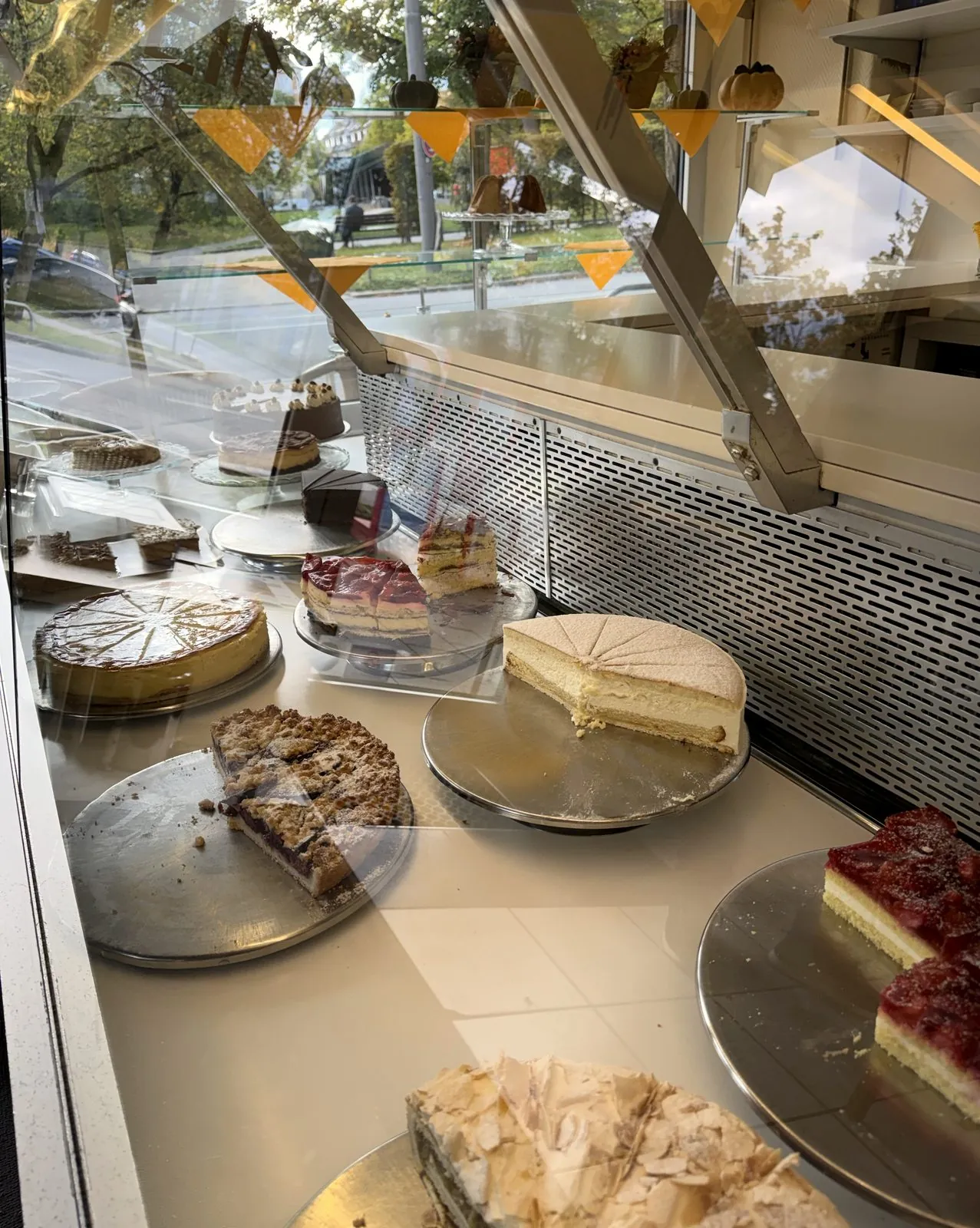 Kuchentheke mit Blick hinaus auf den Wettersteinplatz