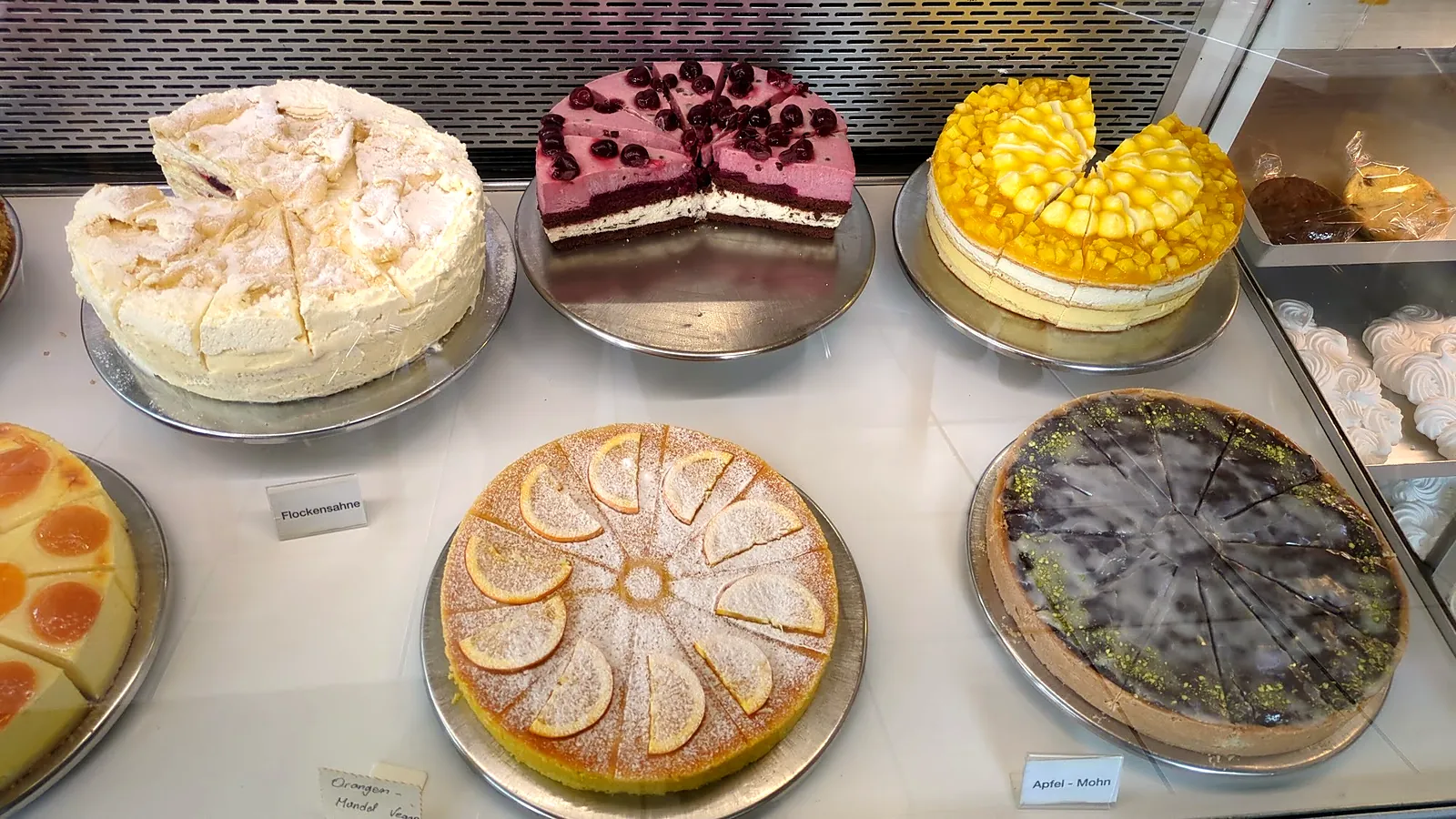 Sahnetorten und Obstkuchen in der Vitrine