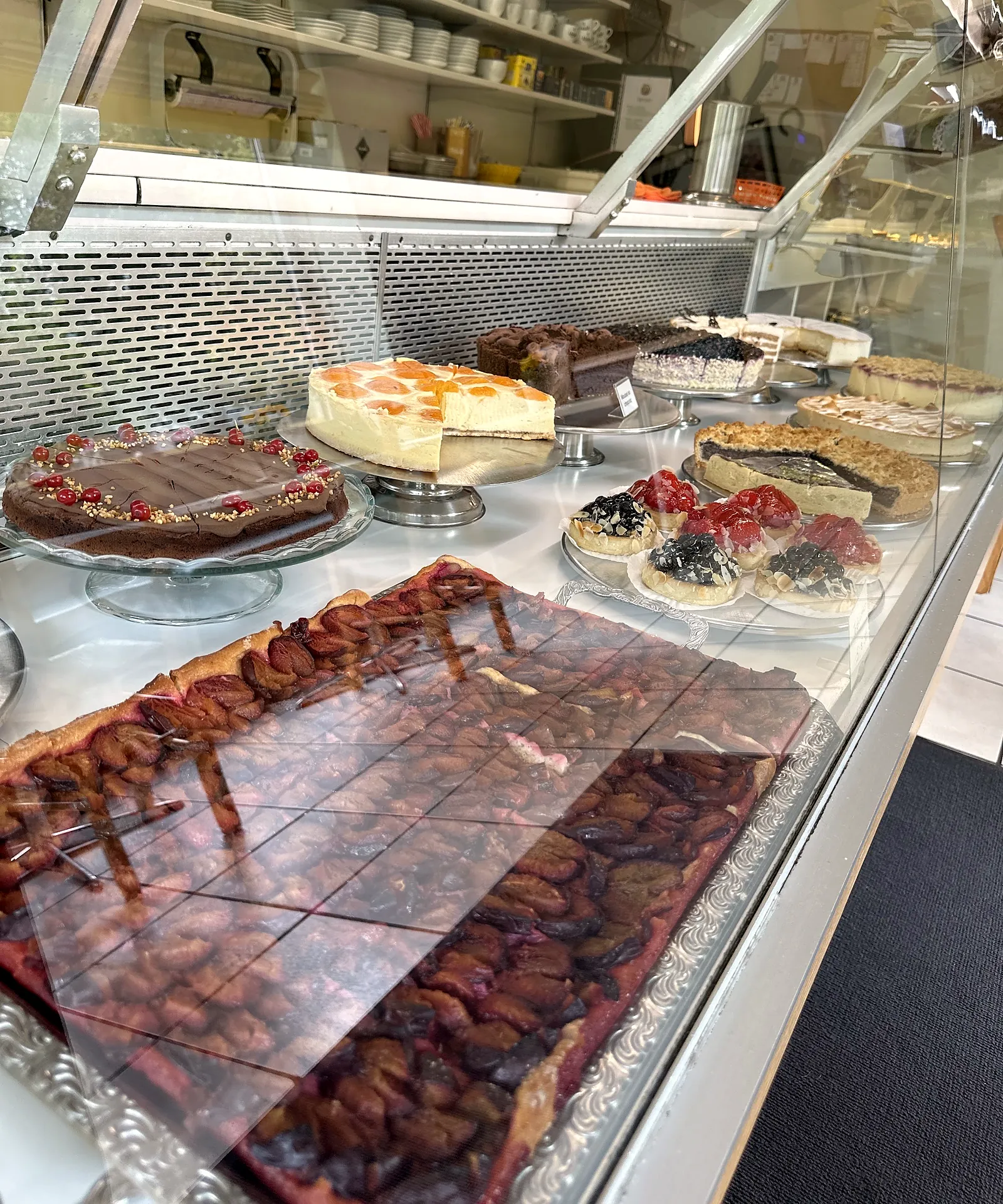 Blechkuchen und Torten in der Vitrine
