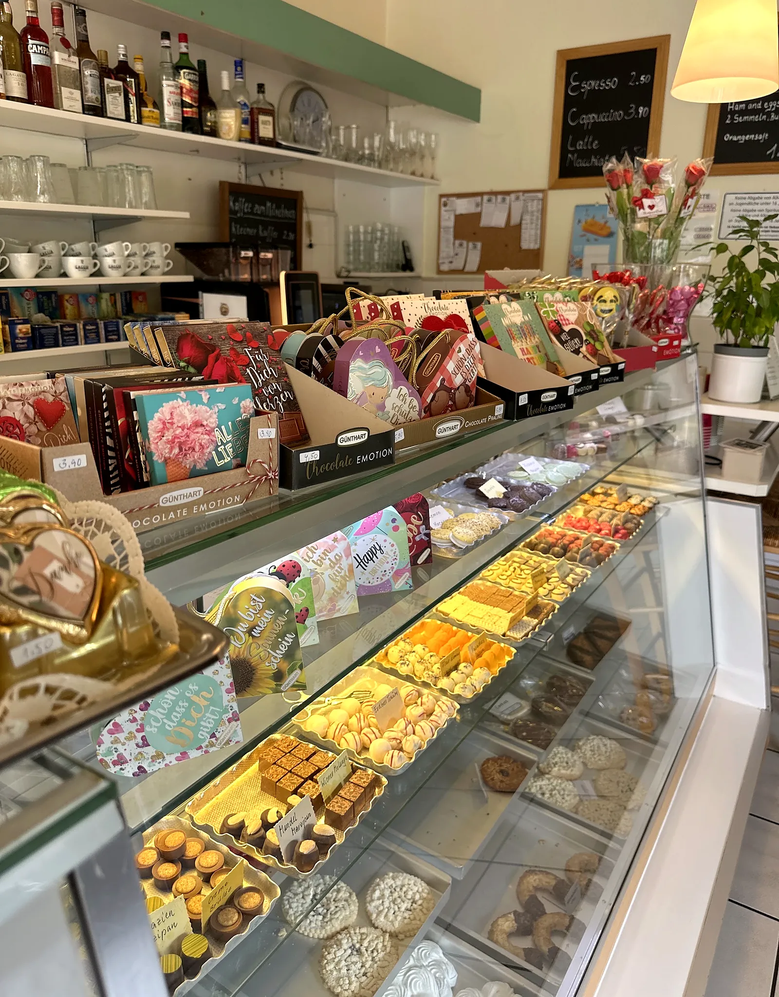 Vitrine mit Pralinen, Gebäck und Geschenkpackungen im Café Wetterstein